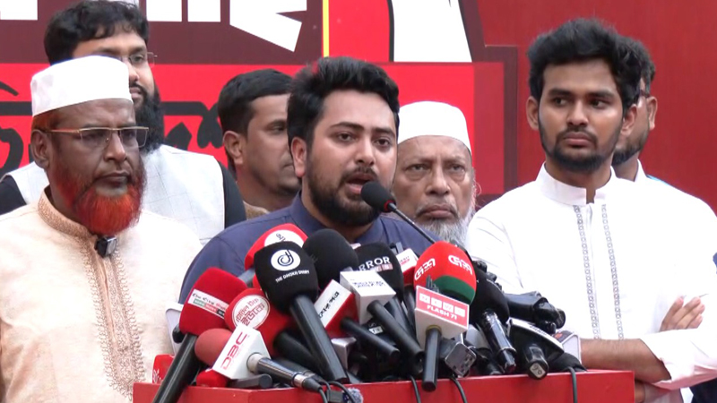 জামায়াতে ইসলামী আয়োজিত আলোকচিত্র প্রদর্শনীতে বক্তব্য রাখছেন নাহিদ ইসলাম।